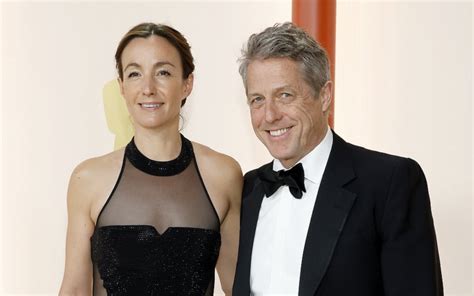 Hugh Grant S Awkward Oscars Red Carpet Interview Is Going Viral