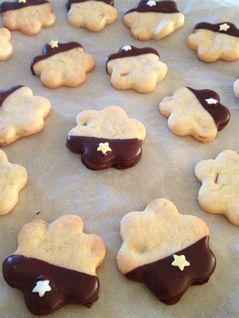 Sweet Kwisine Les petits sablés à lorange nappés de chocolat noir