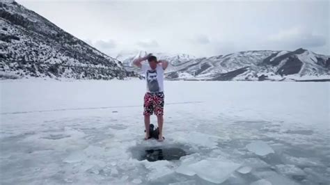 اكثر رجل ع قدرة تحمل البرودة يسبح في داخل الثلج Youtube