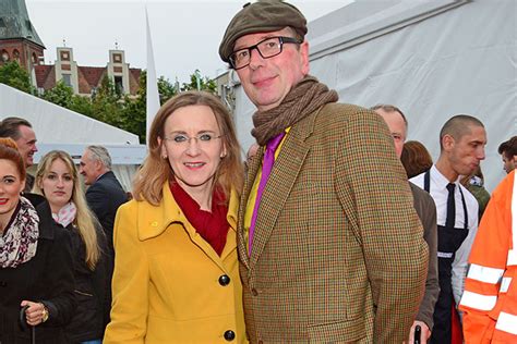 Sigrid evelyn nikutta, ceo of berliner verkehrsbetriebe and husband christoph mönnikes come to the gala of the ifa opening. Erstmals lädt der Regierende Michael Müller zum Hoffest in ...