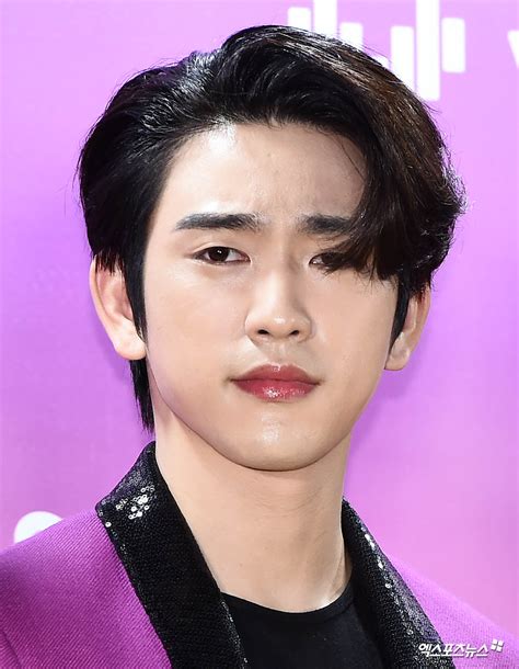 베플난 나체 사진이라길래 예쁜 누드 사진인 줄 알았는데. 갓세븐 진영 '잘생긴 얼굴은 클로즈업'엑's HD포토