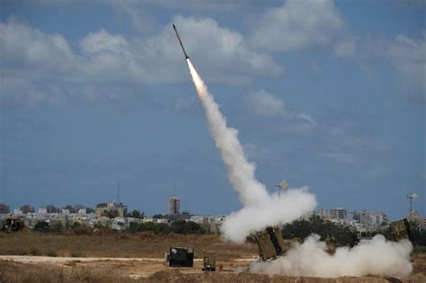 מצעד הדגלים בוטל לאחר אזעקות בירושלים וסביבתה. אזעקות ברמת הגולן: 4 רקטות שוגרו מסוריה -ויורטו; פיצוצים ...