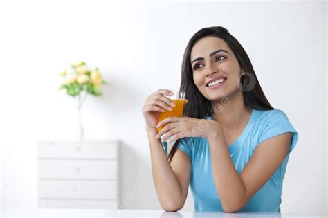 집에서 오렌지 주스 한 잔을 들고 사려 깊은 젊은 여자 사진 배경 및 무료 다운로드를위한 그림 Pngtree