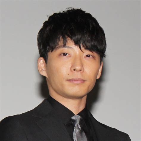 星野源上周宣布與新垣結衣結婚 40歲日本男星星野源與「國民老婆」新垣結衣合作《月薪嬌妻》假戲真愛，上周二宣布閃婚，讓一票男粉絲「失戀」。 他宣布婚訊後首度露臉，昨天深夜為主持廣播節目《all night nippon》抵達電台，面. 星野源、大河撮影と重なり…「寝ないで英語覚えながら ...
