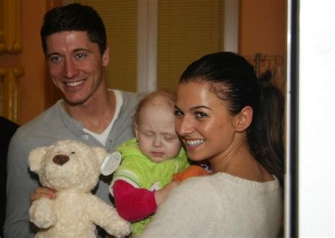 Interview mit anna lewandowska in einem polnischen fitnessmagazin. Robert Lewandowski And Anna Stachurska Visit Oncology ...