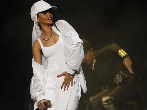Rihanna Kicked Out Of Mosque Over Racy Photos In Abu Dhabi The Hollywood Gossip