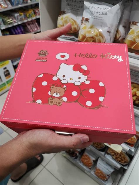 Singapore hello kitty town shuttle bus. Hello Kitty Mooncake Gift Box in Malaysia FamilyMart ...