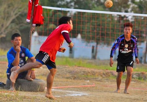 Yang di maksud passing dalam sepak bola adalah teknik mengoper atau memindahkan bola dari satu pemain ke pemain lain dalam satu satu dalam permainan sepakbola. 15 Permainan Bola Kecil Beserta Gambar dan Penjelasannya