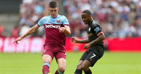 Issa diop (west ham united) header from the centre of the box is close, but misses to the right. Prediksi Manchester City vs West Ham United 9 Februari 2020