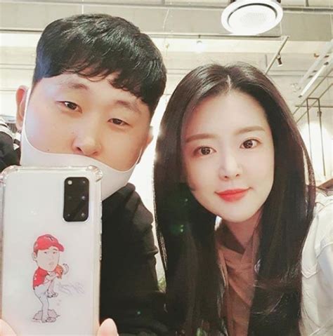 Kia 윤석민, 은퇴 앞서 어린이 재단에 마스크 4만장 기부. 윤석민과 결혼한 김수현, 누구길래?…김예령 딸이자 과거 배우 ...