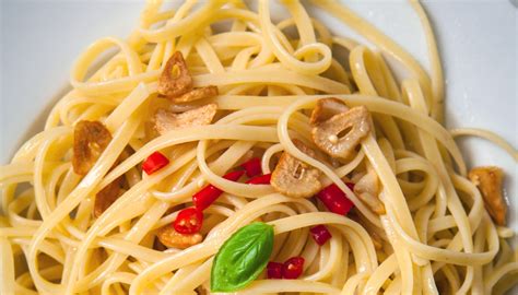 Who knew something as simple as this spaghetti aglio olio e peperoncino could taste so good? Ricetta Aglio olio e peperoncino di buonissimo.it | inFrigo.it