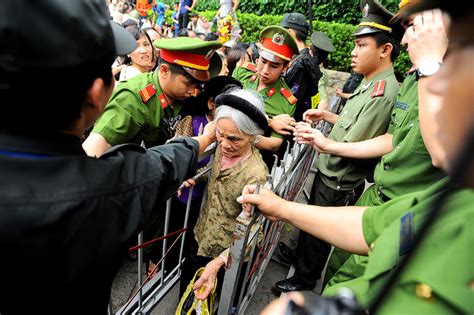 Trong phần lễ có những người tham gia một cách có tổ chức như. Biển người chen chân dâng hương giỗ Tổ