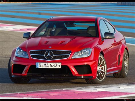 This descends sharply towards the rear, emphasising the vehicle's dynamism. MERCEDES-BENZ: 2012 Mercedes-Benz C63 AMG Coupe Black Series