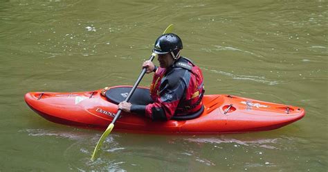 What Do You Wear When Kayaking In Cold Water