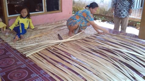 Potongan bambu dijemur sehari hingga dua hari. jawanis: ANYAMAN BAMBU BATIK / WOVEN BATIK BAMBOO