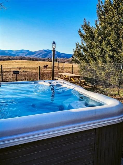 21 Airbnbs With Hot Tubs Thatll Make You Forget Its Winter 2023 Gq