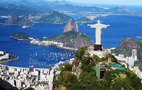 Brazil is also the only country in the world that has the equator and the tropic of capricorn running through it. Karnaval başlıyor! Rio de Janeiro / Brezilya