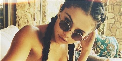 Selena Gomez Is Brave For This Bikini Selfie Selena Gomez Bikini Bikini Selfie Selena