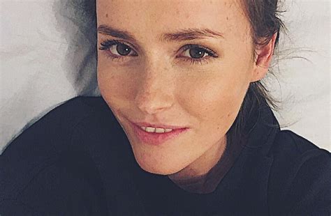 Mając siedem lat wystąpiła w spektaklu chmura na sznurku. Olga Frycz pokazała zdjęcie z tatą. Są jak dwie krople ...