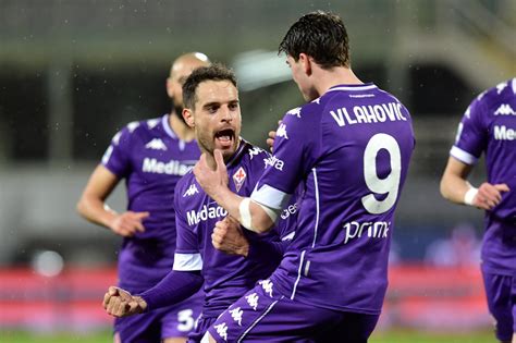 Foul by giacomo bonaventura (fiorentina). Serie A, Fiorentina-Crotone 2-1: Bonaventura e Vlahovic ...