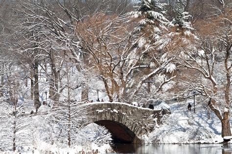 Wenn new york im winter mit einer dicken schneeschicht bedeckt ist und man durch die weiße stadt schlendert, ist das wirklich unglaublich. Central Park New York City Manhattan Im Winter Mit Brücke ...