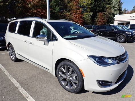 Luxury White Pearl 2020 Chrysler Pacifica Limited Exterior Photo
