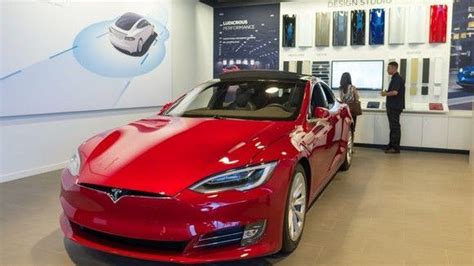 Tesla Poaches Apple Vet For Self Driving Job