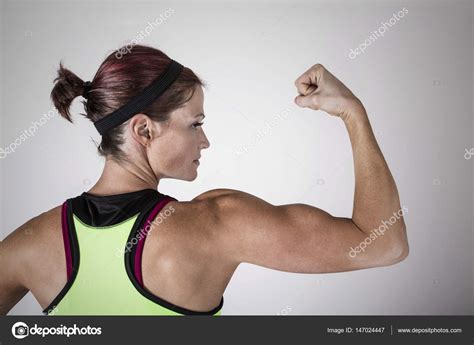 Belle Femme Musclée Forte Fléchissant Ses Biceps Et Muscles Des Bras Image Libre De Droit Par