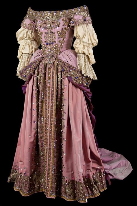 Fashion Of The Baroque Era Historical Dresses 17th Century Fashion