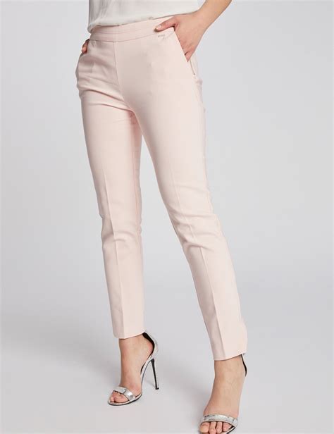 Incontournable chez bensimon, le pantalon begonia affiche un volume cigarette dans un tissu fin et satiné. Pantalon uni ajusté avec zip latéral Rose pale Morgan ...