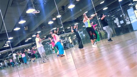'slow down' es el segundo single oficial de la cantante estadounidense selena gomez, incluido en su primer álbum de estudio como solista, stars dance, lanzado el 23 de julio. Selena Gomez - Slow Down Dance Preview - Choreography by Master Ram - YouTube