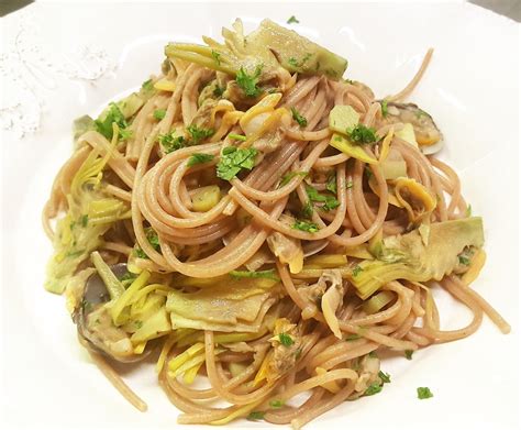 La ricetta prevede pochi e semplici ingredienti: Spaghetti di riso integrale vongole e carciofi, senza ...