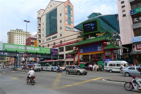 Controllate il riquadro in alto per conoscere le informazioni del volo riguardo a Petaling Street: Chinatown di Kuala Lumpur - Nella Terra ...