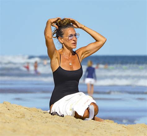 Sarah Jessica Parker Hits The Beach In The Hamptons Plus Pregnant