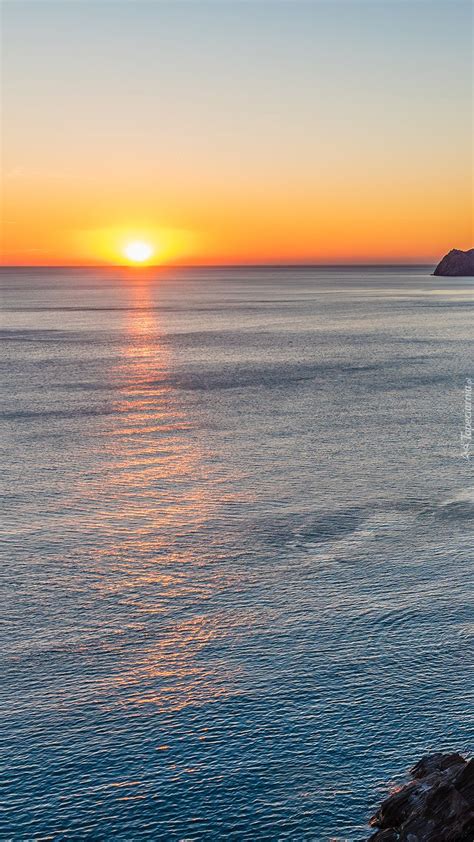 Słońce zachodzi nad morzem - Tapeta na telefon | Sunset, Beautiful ...