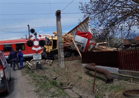 Doi morți și 30 de răniți, după ce un tren a sărit de pe șine / video. Accident feroviar în Beclean. Un TIR a fost lovit de un ...