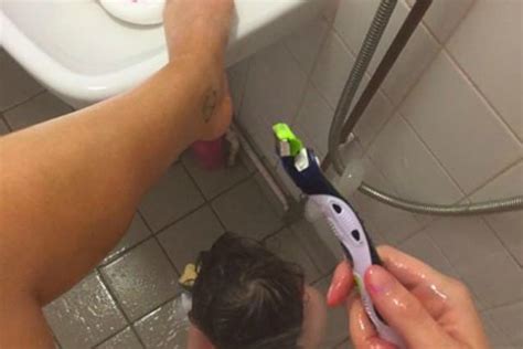 La mamma che tenta di depilarsi mentre la figlia è nella doccia Non