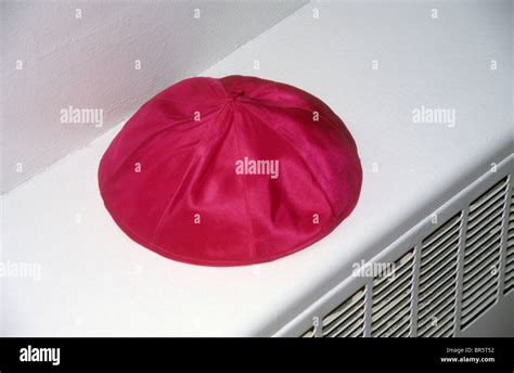 Obispo Cráneo Skull Cap Hat Zucchetto Amaranto Rojo Símbolo De