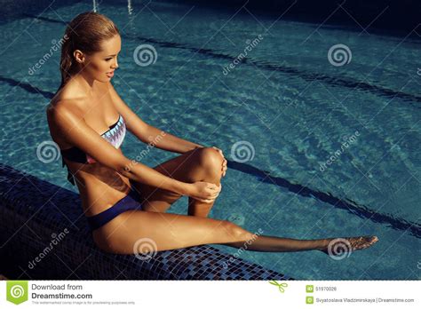 Dziewczyna Relaksuje W Pływackim Basenie Z Blondynem W Eleganckim