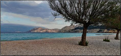 Die kroatische insel krk im mittelmeer ist ein wahres eldorado für menschen, die neben einem inselurlaub auch sport, unterhaltung und erholung suchen. Baška-Bucht auf der Insel Krk: Kroatien Camper-Reise Mai ...