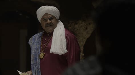 He has acted in more than 250 bollywood films. Sharat Saxena makes a cameo in Sajjan Re Phir Jhooth Mat Bolo
