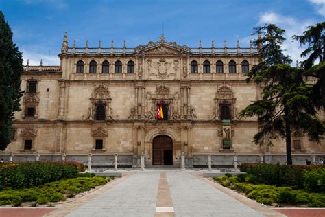 El punto de venta el trébol de la suerte de las galería juan de austria ha dado un quinto premio de la lotería de navidad en alcalá de henares. Fachada del Colegio de San Ildefonso, Alcalá de Henares ...