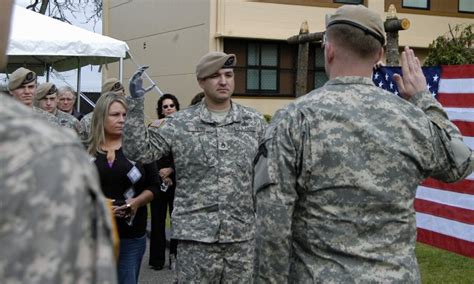 Moh Recipient Sgt 1st Class Leroy Petry Prosthetic Arm Helps Hero
