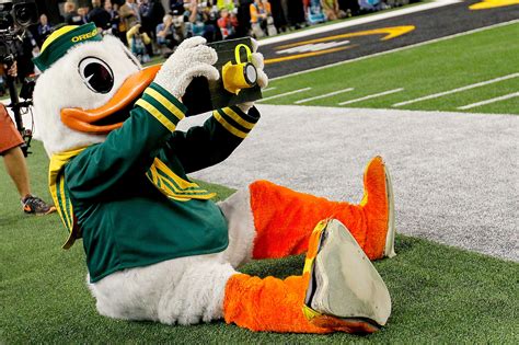 Oregon S Duck Gets A Little Daffy At Championship Game Chicago Tribune