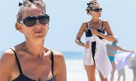 Sarah Jessica Parker Catches Up On Some Summer Reading On The Beach In The Hamptons Daily Mail
