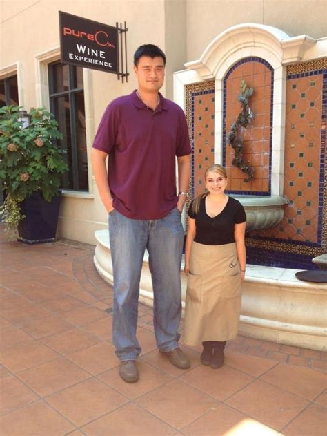 35 Times When Short People Made Tall People Look Like Actual Giants