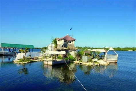 This Man Built A Floating Island For Himself Using 150000 Recycled