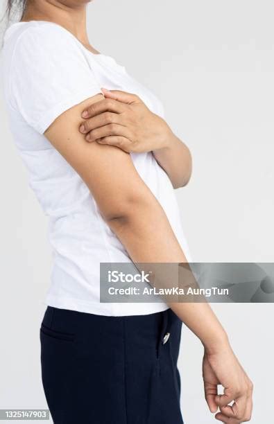 A Woman With Severe Itching In Her Upper Arm Arm Pain And Hand Closed