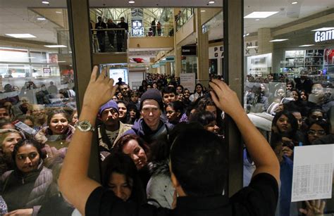 new york black friday crowds fill the stores pictures cbs news