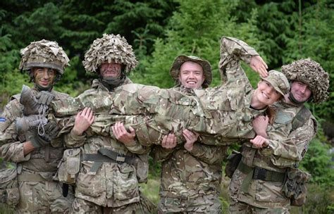 Из за видео оргии на военной базе целый батальон британской армии временно утратил доверие